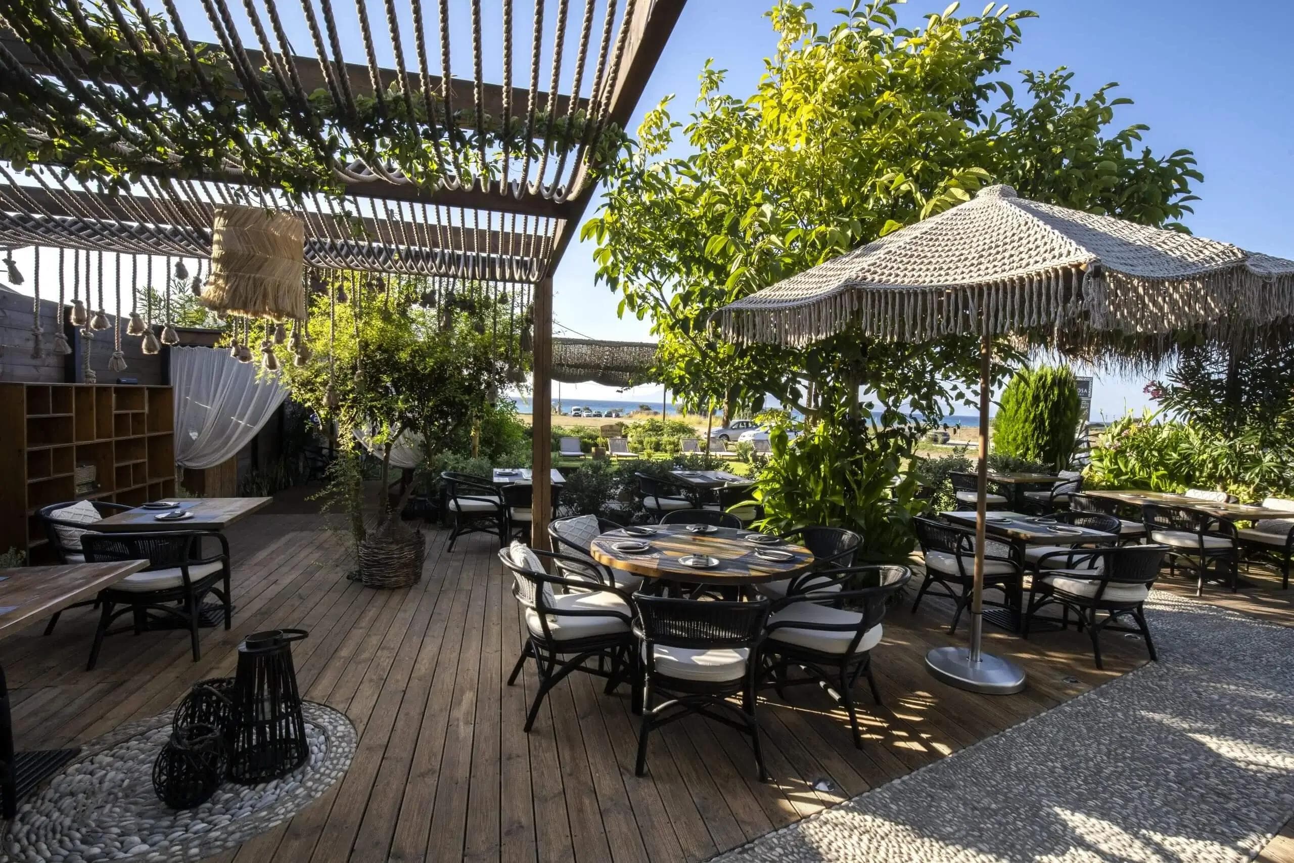 The Mariposa terrace during breakfast service